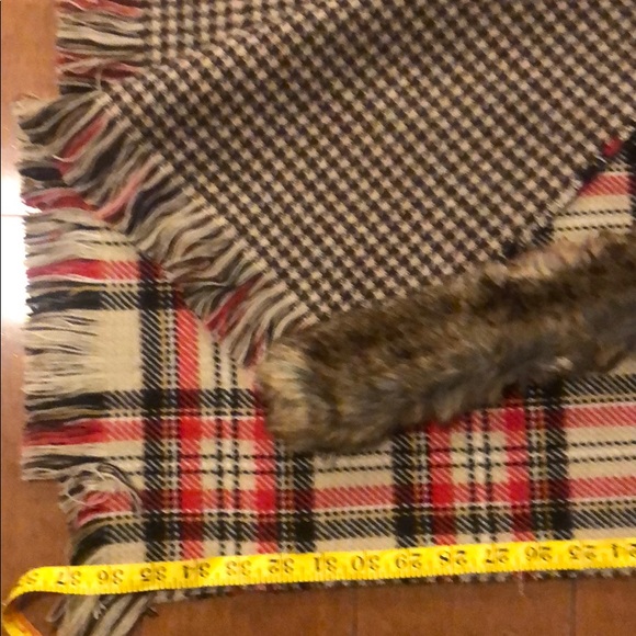 Wrap with removable faux fur collar - Picture 5 of 6